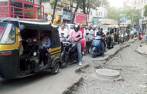 Pune : रस्ते खोदाईमुळे वाहतूक कोंडीत भर : नागरिकांसह वाहनचालकांना मनस्ताप