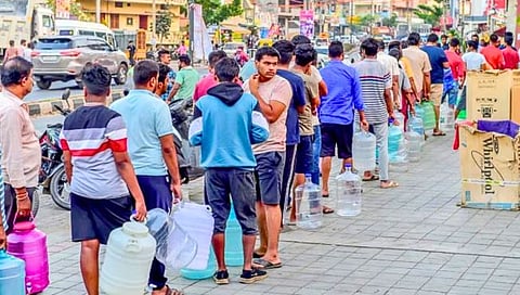 Bengaluru Water Crisis : आयटी सिटी बंगळुरूत पाणीबाणी : मुख्यमंत्र्यांच्या बंगल्यात टँकरने पाणीपुरवठा; जनजीवन कोलमोडले