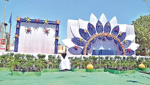 नाशिक : महामानव डॉ. बाबासाहेब आंबेडकर यांचा जयंती सोहळा साजरा करण्यासाठी अशाप्रकारे व्यासपीठ उभारण्यात आले आहे. (छाया : हेमंत घोरपडे)