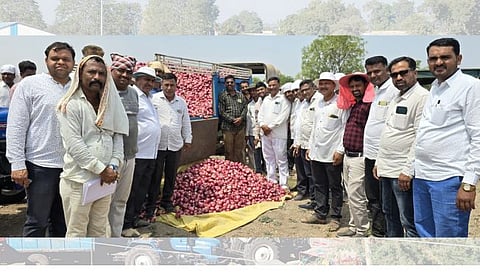 देवळा : शेतकरी संघटनेच्या पदाधिकाऱ्यांनी खाजगी जागेत सुरु केलेल्या कांदा लिलावाचा शुभारंभ करतांना प्रहारचे कृष्णा जाधव ,कुबेर जाधव ,माणिक निकम व व्यापारी आदी कांदा उत्पादक शेतकरी ( छाया -सोमनाथ जगताप )
