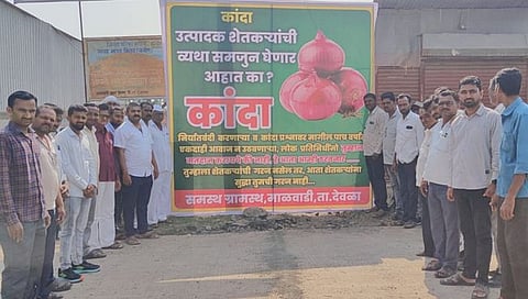 देवळा : कांदा प्रश्नावर आवाज न उठवणाऱ्या लोकप्रतिनिधींनो आता मत मागायला येऊ नये अशा आशयाचे माळवाडी गावात कांदा उत्पादक शेतकऱ्यांनी लावलेले फलक ( छाया -सोमनाथ जगताप )