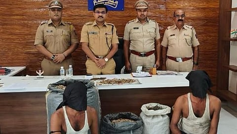 Dhule Crime | लसणाच्या गोण्यांच्या आडोशाने अफूचा काळाबाजार, शिरपूर तालुका पोलिसांकडून पर्दाफाश