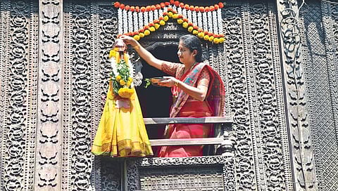 नाशिक : नक्षीदार घरावरी रेशमी वस्त्रांची गुढी, त्याच्यावर चांदीचा लोटा, उभारूनी मराठी मनाची गुढी, साजरा करूया गुढीपाडवा... मनी नवचैतन्याची गुढी. मंगळवारी (दि.९) गुढीपाडवा सण उत्साहात साजरा झाला. पंचवटी परिसरात पारंपरिक पद्धतीने गुढीचे पूजन करताना माहिला. (छाया : हेमंत घोरपडे)