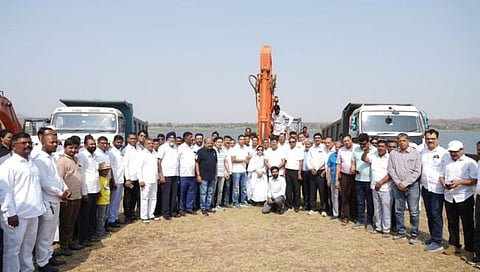 नाशिक : श्रीफळ वाढवून गाळ काढण्याच्या अभियानाला प्रारंभ करताना जिल्हाधिकारी जलज शर्मा. समवेत विविध संस्था, संघटना, असोसिएशनचे प्रमुख पदाधिकारी तसेच ग्रामस्थ. दुसऱ्या छायाचित्रात ११ लाखांंचा निधी देणारे पीयूष सोमानी यांचा सत्कार करताना जिल्हाधिकारी जलज शर्मा.