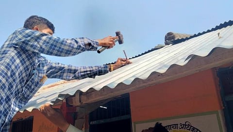 जळगाव | शाळेचे उडालेले पत्रे बसविण्यासाठी शिक्षकच झाले कारागीर, सर्वत्र कौतुक