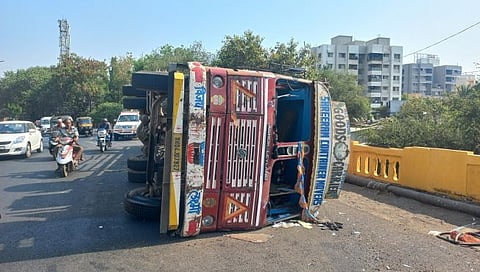 Nashik accident : कारला वाचवण्याच्या प्रयत्नात कंटेनर उलटला, नंदिनी पुलावरील घटना