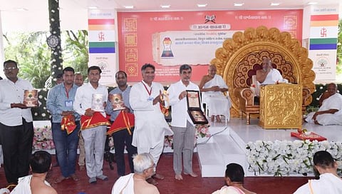 जळगाव : ‘श्रुत संजीवन’ या जैन आगम आधारीत पुस्तकाचे विमोचनाप्रसंगी परमपूज्य विजय रत्नसुंदरसुरीश्वरजी म. सा., जैन इरिगेशनचे सहव्यवस्थापकिय संचालक अतुल जैन, संजय गांधी, नितीन चोपडा, संदीपभाई, मनोजभाई (सौदी अरेबिया) व मान्यवर.