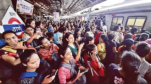 ठाणे स्थानकातील प्रचंड गर्दीने जीव टांगणीला; रोज पाच लाख प्रवासी