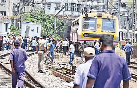 सीएसएमटी स्थानकात लोकलचा डबा घसरला; तब्बल पाच तास वाहतुकीचा खोळंबा