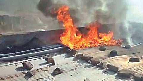 डोंगरगाव (ता. देवळा) येथे आगीत खाक झालेले शेतकऱ्याचे घर.