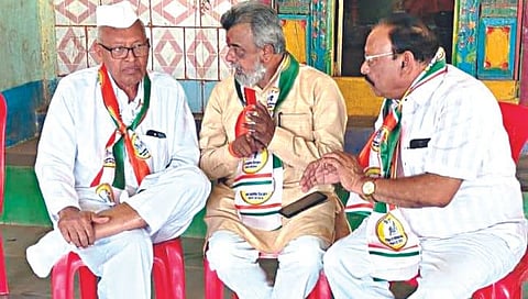 दिंडोरी : भास्कर भगरे यांच्या प्रचारादरम्यान एकत्र आलेले ज्येष्ठ नेते श्रीराम शेटे, जयंत दिंडे आणि दत्तात्रय पाटील. (छाया : अशोक निकम)