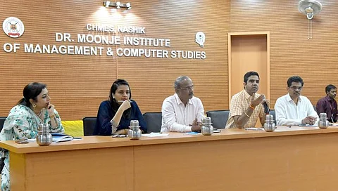 नाशिक : जलसमृद्ध अभियानाची माहिती देताना जिल्हाधिकारी जलज शर्मा. समवेत डावीकडून कार्यकारी अभियंता सोनल शहाणे, जि. प. सीईओ आसिमा मित्तल, मनपा आयुक्त डॉ. अशोक करंजकर, प्रादेशिक अधिकारी हरिभाऊ गीते. (छाया : हेमंत घोरपडे)