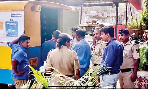 सव्वा दोन कोटी रुपये असलेल्या व्हॅनचे नाट्य उघड; कागदपत्रे नसल्यामुळे गोंधळ