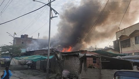 जुने नाशिक : चौक मंडई परीसरात भीषण आग लागल्याने लोकवस्तीतून धुराचे लोळ उठत आहे. (छाया : कादीर पठाण / हेमंत घाेरपडे)