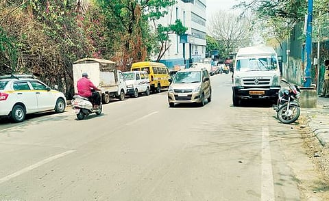 Pune News : रस्त्यांवरील पार्किंगमुळे वाहतूक कोंडीचे संकट