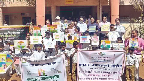 पेठ : तालुकास्तरीय मतदान जनजागृती कार्यक्रमात सहभागी तहसीलदार आशा गांगुर्डे, जगन सूर्यवंशी, ऋषिकेश पाटील, प्रशांत जाधव, राजेंद्र पाटील आदी.