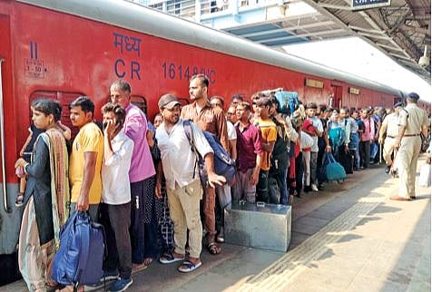 22 दिवसांत 40 लाख परप्रांतीय मुंबईतून गावाकडे