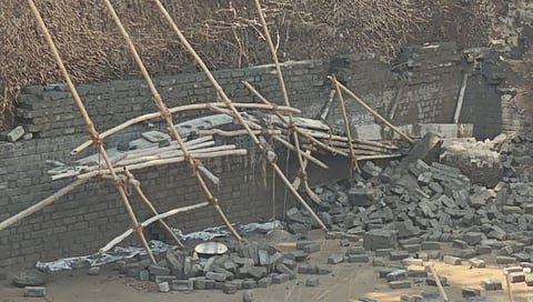 नाशिक : भिंतीखाली दबून दोन मजूर ठार; दोन जखमी