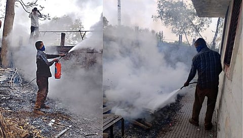 मनमाड : येथील रेल्वे कारखान्यात लागलेली आग विझविताना कर्मचारी.