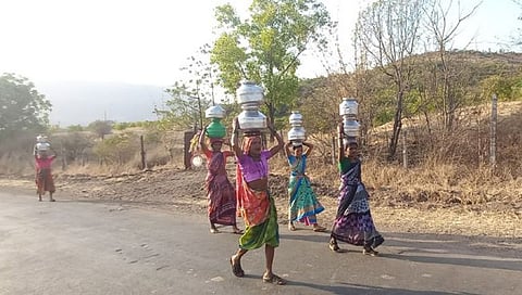 त्र्यंबकेश्वर : भर उन्हात माहिलांची पाण्यासाठी सुरू असलेली वणवण. (छाया : देवयानी ढोन्नर)
