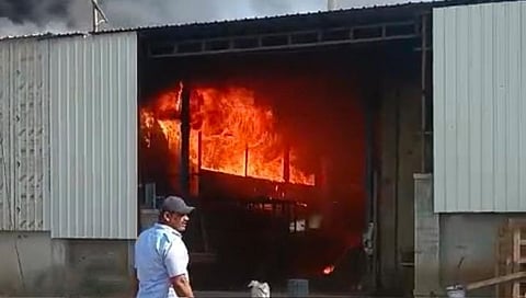 Nashik News | प्रसंगावधान राखून 15 ही कामगार पळाले, मोठा अनर्थ टळला ; मुसळगावच्या त्र्यंबक प्लास्टिक कारखान्याला भीषण आग