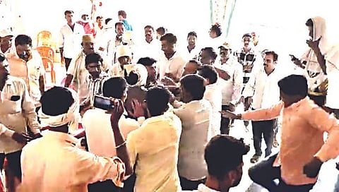 मालेगाव : दाभाडीत आयोजित चिंतन बैठकीत उडालेला गोंधळ.