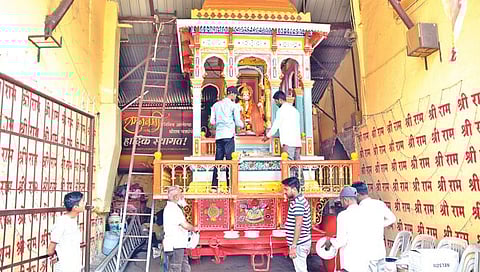 पंचवटी : श्रीरामनवमीनंतर कामदा एकादशीला शहरातून काढण्यात येणाऱ्या रथोत्सवासाठी सुरु असलेली रामरथाची सुरु असलेली सजावट (छाया: हेमंत घोरपडे)