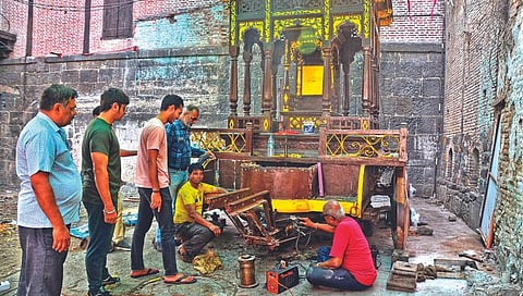 नाशिक : रामनवमीनंतर भागवत एकादशीला नाशिकचा प्रसिद्ध रथोत्सव साजरा होतो. यात लक्षवेधी ठरणाऱ्या श्रीराम व गरुड या दोन रथांच्या रंगरंगोटीचे काम सुरु आहे. श्रीराम रथोत्सव समितीच्या वतीने उत्सवाची जोरदार तयारी सुरु आहे. (छाया: हेमंत घोरपडे)