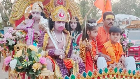 पिंपळनेर : नवापूर मार्गावरुन सजीव देखाव्याद्वारे काढण्यात आलेली मिरवणूक. (छाया : अंबादास बेनुस्कर)