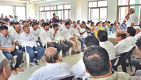 बैठकीत बोलताना आ. माणिकराव कोकोटे. (छाया-हेमंत घोरपडे)