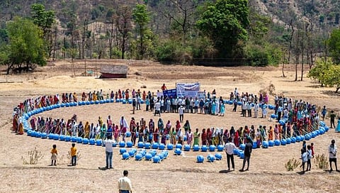 सुरगाणा : 'हर घर जल २४ मिशन' अंतर्गत उंडोहळ येथे आदिवासी महिलांना रोलिंग ड्रमचे करण्यात आलेले वाटप.
