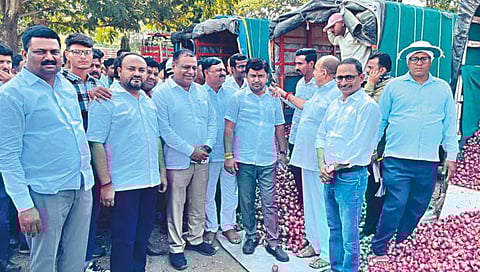 Nashik Onion Auction | मातब्बरांची मक्तेदारी मोडत नव्या व्यापाऱ्यांना संधी, लासलगाव कृउबाचा ऐतिहासिक निर्णय