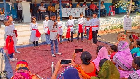 धुळे : पथनाट्याद्वारे मतदान करण्याचा हक्क बजावून सांगताना जिल्हा परिषद शाळेचे विद्यार्थी.