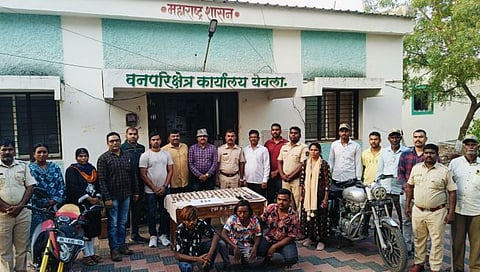 नाशिक : येवला वनपरिक्षेत्र कार्यालय येथे वन्यजीव प्राण्याची लिंग विक्री प्रकरणी अटक करण्यात आलेल्या आरोपींसह पथकातील आधिकारी कर्मचारी आदी.