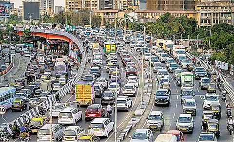 मुंबईमध्ये दर किलोमीटरवर 2,300 वाहने!