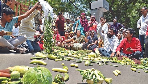 नाशिक महापालिकेसमोर विक्रेत्यांचे ‘भाजीफेक’ आंदोलन, अतिक्रमण निर्मूलन मोहिमेच्या विरोधात संताप
