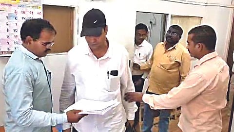 नाशिक : मंडळाधिकारी कार्यालयात गोंधळ घालणाऱ्या बाबा कोकणीला ताब्यात घेताना पोलिस.