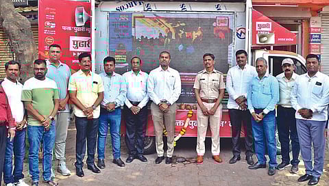 सिडको : उत्तमनगर येथे 'पुढारी' न्यूज एलईडी व्हॅनच्या शुभारंभप्रसंगी 'आयमा'चे अध्यक्ष ललित बुब, उपाध्यक्ष राजेंद्र पानसरे, उपाध्यक्ष उमेश कोठावदे, खजिनदार गोविंद झा, अंबड पोलिस ठाण्याचे पोलिस निरीक्षक दिनेश शेंडे, सिडको महाविद्यालयाचे प्राचार्य एस. के. कुशारे, मुख्याध्यापक उमेश देवरे आदी.