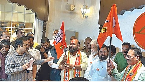 मुंबई : शिवसेना (शिंदे गट) प्रवेशावेळी माजी मंत्री बबन घोलप आणि माजी आमदार संजय पवार यांचे स्वागत करताना मुख्यमंत्री एकनाथ शिंदे. समवेत पालकमंत्री दादा भुसे.