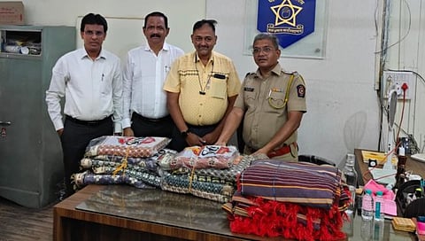 जळगाव - जैन इरिगेशन सिस्टीम लि.तर्फे शहर पोलीस स्टेशनमधील कैद्यांसाठी सतरंजी, चादर सुपूर्द करताना चंद्रकांत जैन, अनिल जोशी, दीपककुमार गुप्ता, पोलिस निरीक्षक अनिल भवारी. (छाया: नरेंद्र पाटील)