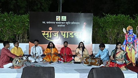 जळगाव : स्मृती प्रतिष्ठान आयोजित सांज पाडवा एक मंत्रमुग्ध करणारा अनुभव