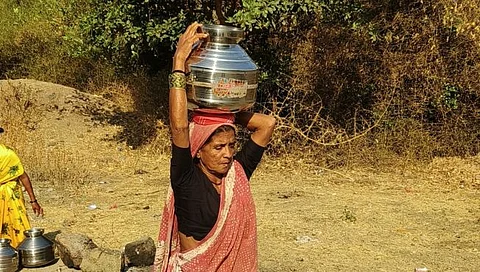सुपलीची मेट येथे डोक्यावर एक हंडा घेऊन पाणी वाहताना महिला(छाया : गणेश सोनवणे)