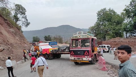 कशेडी घाटात ट्रेलरची कारला धडक