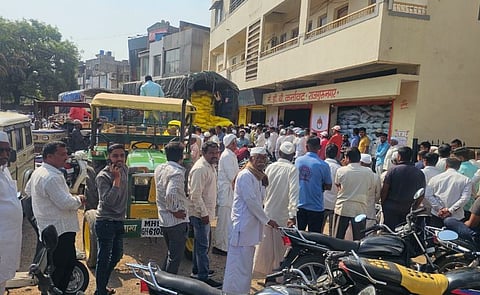 युरिया खताची वानवा : खेडला युरियासाठी शेतकऱ्यांच्या रांगाच रांगा..!