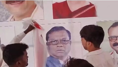 चूक लक्षात येताच व्यासपीठावर लावलेल्या भाजप नेते कुलस्ते यांचा फोटो पटकन झाकताना काँग्रेस कार्यकर्ते.