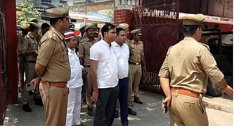 अपहरण प्रकरणी उत्तर प्रदेशचे माजी मंत्री अमरमणी त्रिपाठी यांची मालमत्ता आज (दि.१३ एप्रिल) प्रशासनाने न्यायालयाच्या आदेशानुसार जप्त केली. नौतनवा शहरातील अमरमणी त्रिपाठी यांच्या निवासस्थानाला पोलीस छावणीचे स्वरुप प्राप्त झाले आहे.