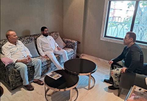 मुख्यमंत्री एकनाथ शिंदे यांनी आज ( दि.१६) अभिनेता सलमान खान याची त्याच्या घरी जावून भेट घेतली. यावेळी सलमान खानसह त्याचे वडील व बॉलिवूडमधील ज्येष्ठ लेखक सलीम खान उपस्थित होते.