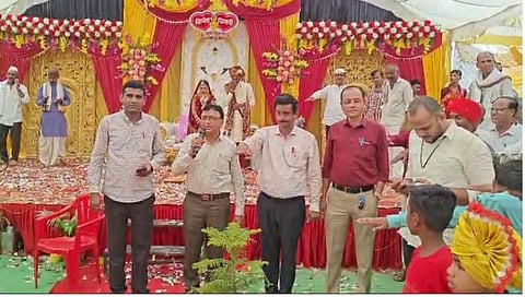 जळगाव : लग्न समारंभात वधू वरासह वऱ्हाडी मंडळीनी घेतली मतदानाची घेतली शपथ