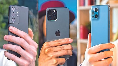 Smartphone camera : स्मार्टफोनचा कॅमेरा डाव्या बाजूलाच का असताे?