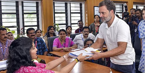 केरळमधील वायनाड लोकसभा मतदारसंघात उमेदवारी अर्ज दाखल करताना काँग्रेस नेते राहुल गांधी.